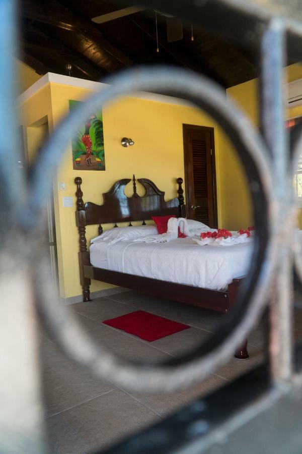 The White Horse Inn - Hopkins Village Beach Belize Buitenkant foto
